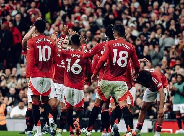 aoa体育培训-曼联豪取胜利，排名提升至前四(曼联豪取胜利,排名提升至前四的球员)