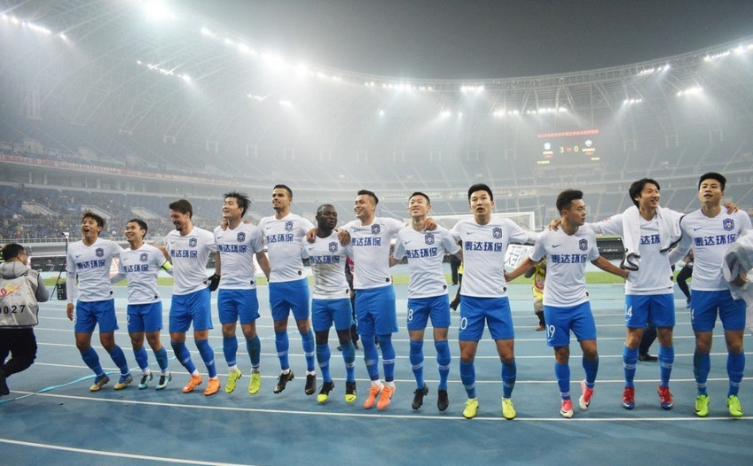 包含恒大苦战胜泰达，稳坐积分榜第一位置的词条