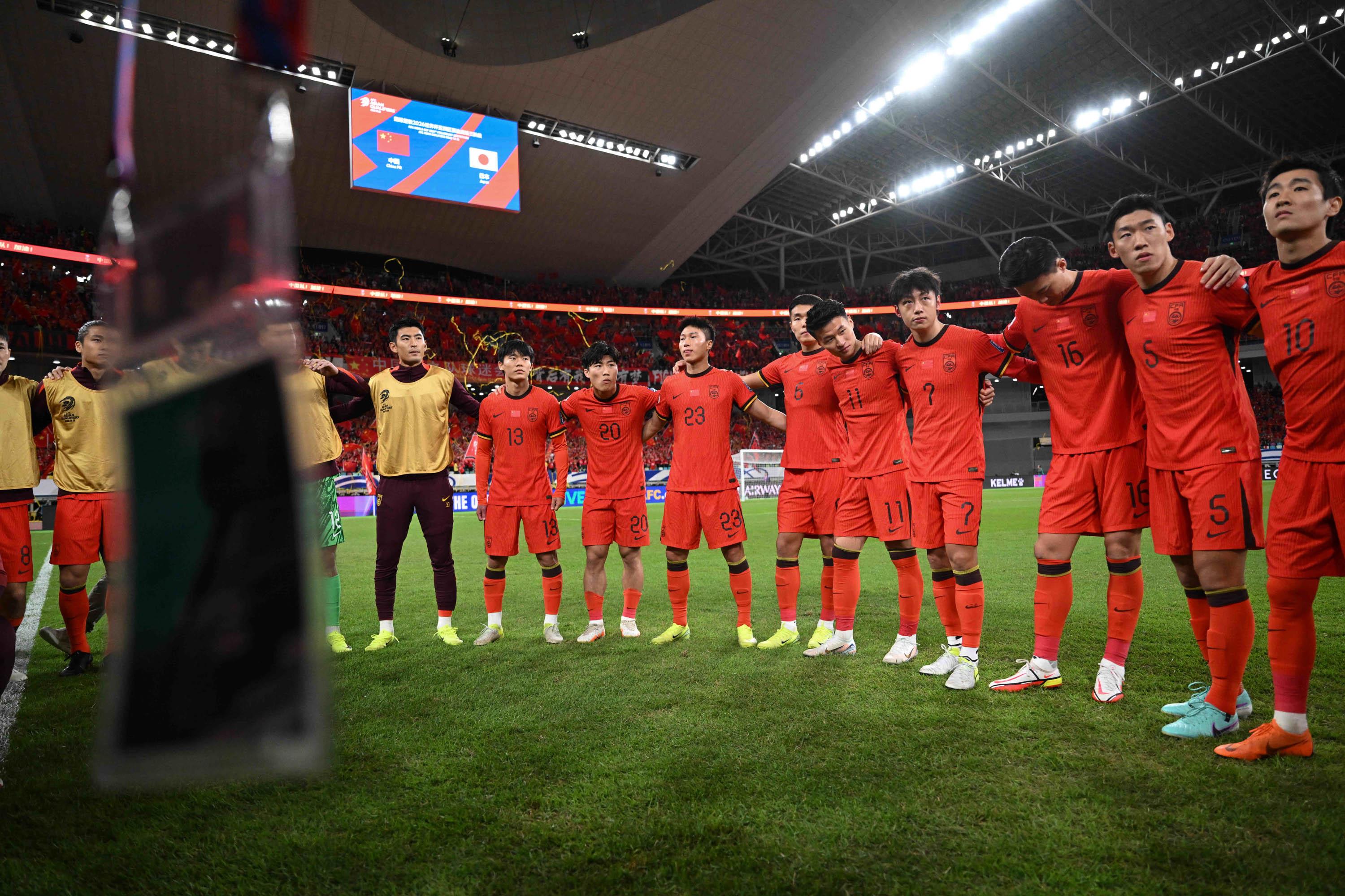 摩洛哥瓦赫达球迷现场助威，激发球队夺冠斗志