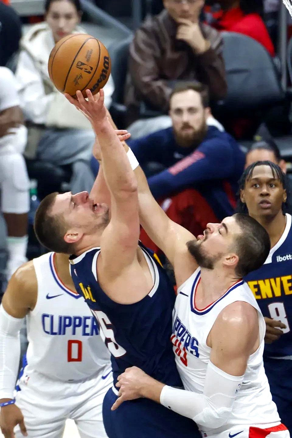 美国男篮大胜巴西，沃克全场20分5助攻的简单介绍