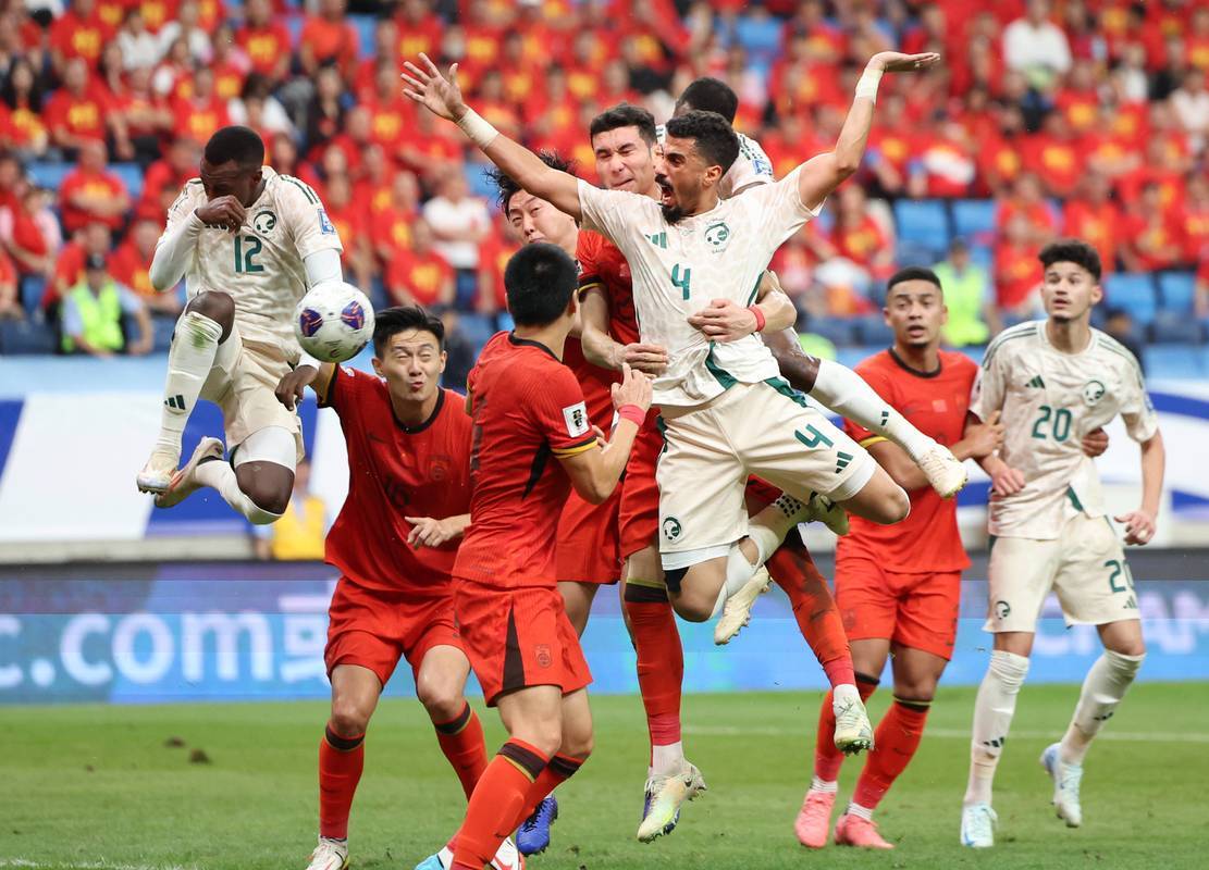 包含紧张瞬间：欧洲足球联赛争夺激烈的词条