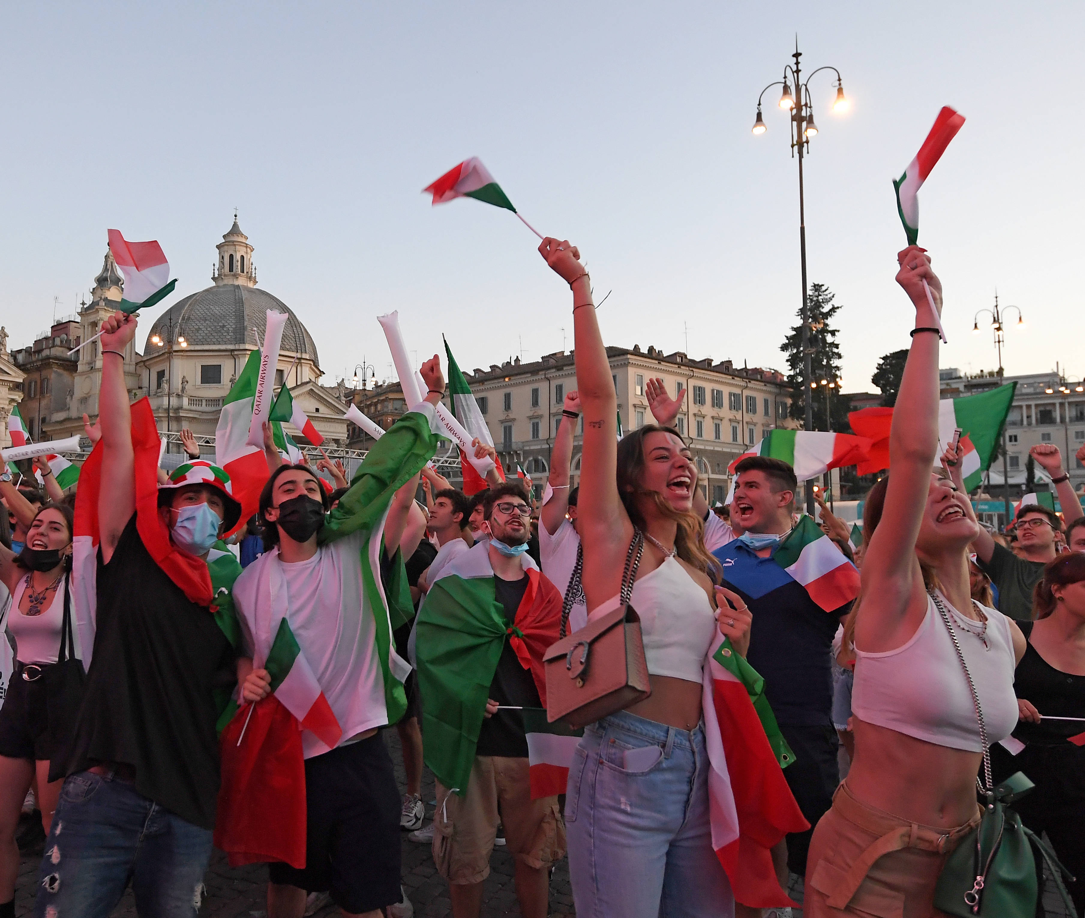 足球比赛中球员进球庆祝引发球迷欢呼