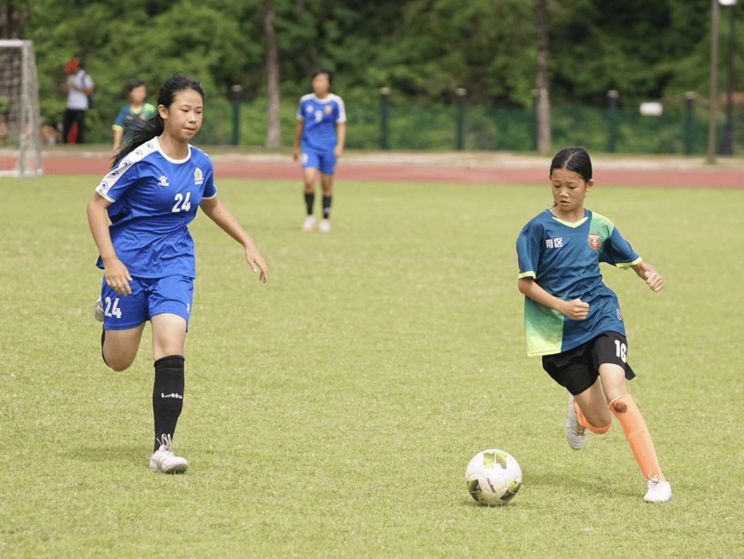 女足比赛中球队合作默契,取得胜利 女足比赛中球队合作默契,取得胜利