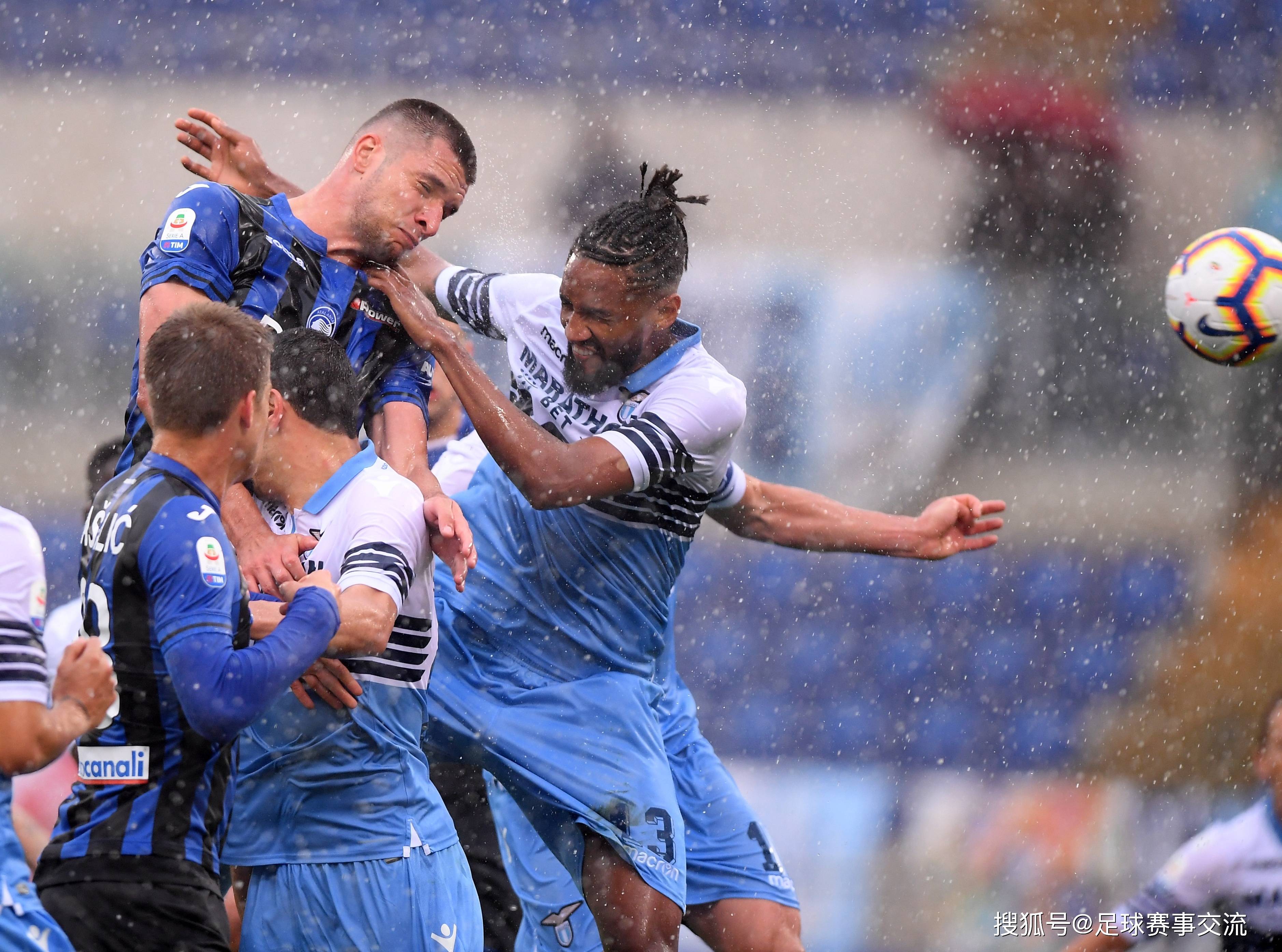 足球巨星惊艳表现,为球队带来胜利 足球巨星惊艳表现,为球队带来胜利