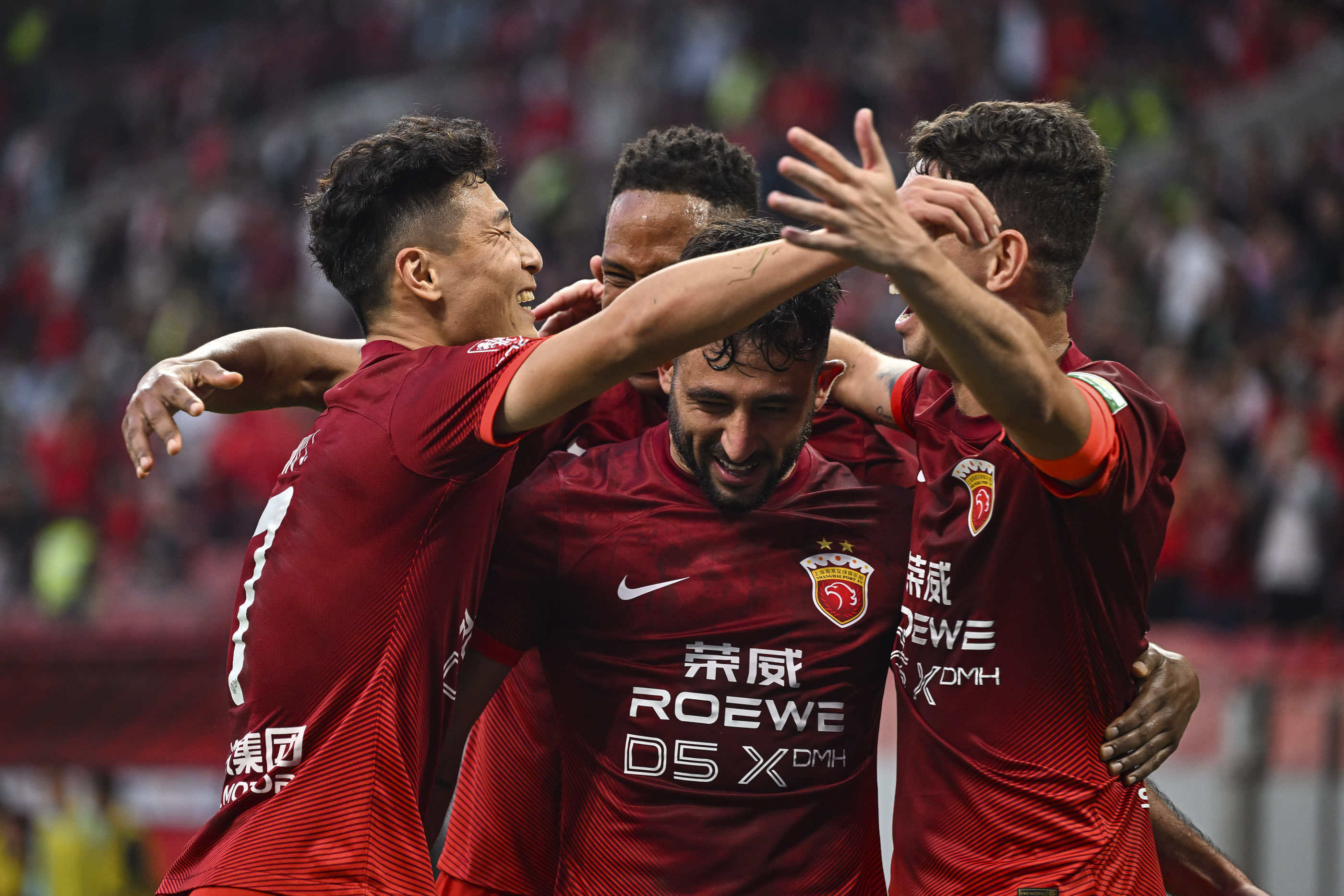 包含精彩比赛中，球员们全力以赴，争夺胜利的词条