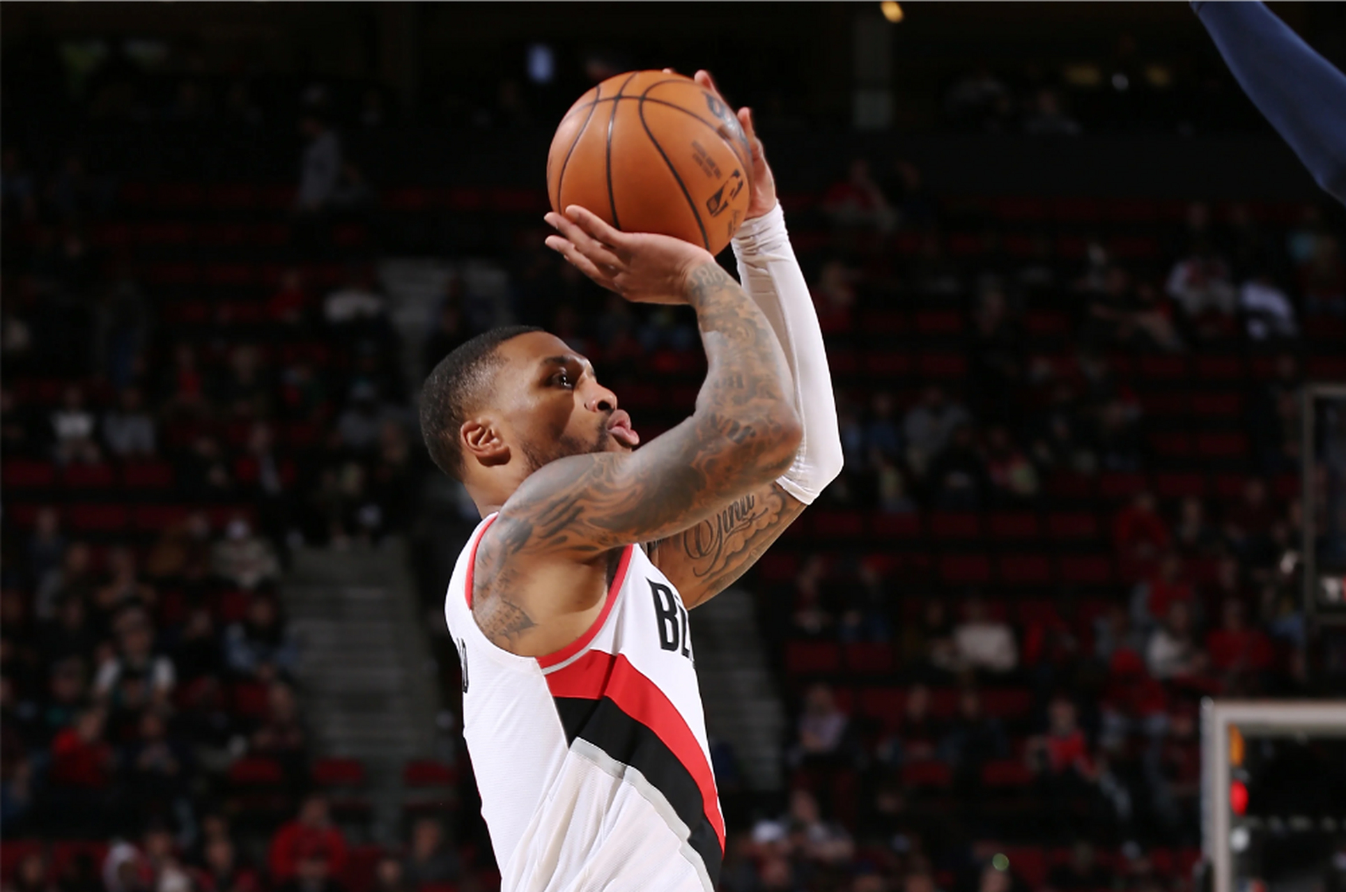 aoa体育馆-开拓者主场击败掘金，利拉德独得38分