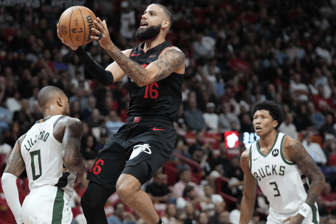 雄鹿客场告捷，米德尔顿再拿全队最高分